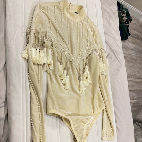 NastyGal Cream Velvet Bodysuit (US SIZE 6) - Picture 5 of 8
